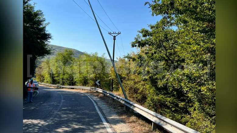 Po vendosnin ndriçimin e rrugës, i godet korrenti në Tropojë! Humb jetën punonjësi i bashkisë, tre kolegë në spital
