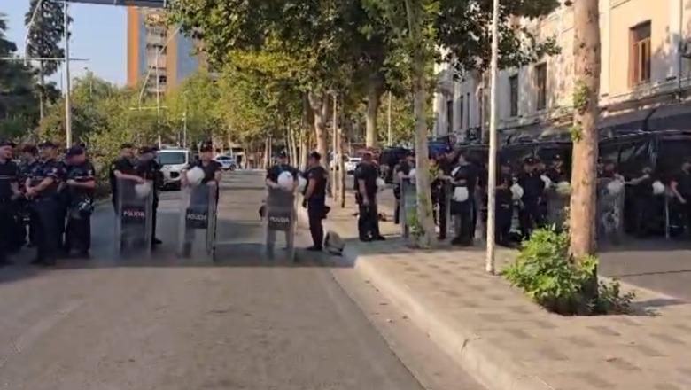 Në 17:00 nis Kuvendi, qytetarët jashtë protestë! Begaj mesazh deputetëve: Energjia qytetare të ushqejë dialogun