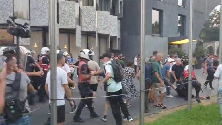 Përplasje mes protestuesve dhe efektivëve para Parlamentit, FNSH i bashkohet ‘Shqiponjave’! Disa të shoqëruar! Trafik i rënduar ‘në zëmër’ të kryeqytetit