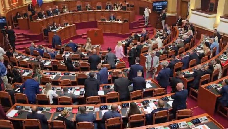 Sesioni i ri parlamentar si i vjetri, deputetët priten me protestë! PS voton e vetme për nënkryetaren e re dhe ministren Spahiu, opozita braktis sallën (VIDEO)