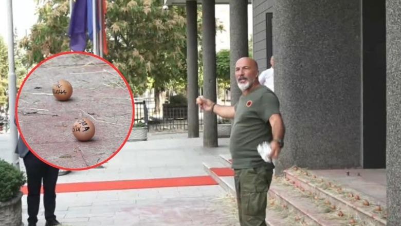 Me vezë dhe një pulë para Kuvendit, protesta simbolike e ish-ushtarit të UÇK-së