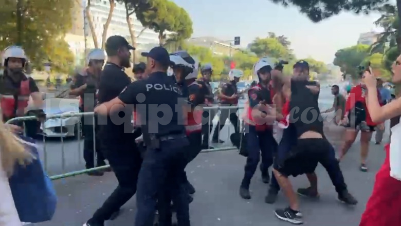 Sulmi ndaj policëve e bllokimi i rrugëve në protestën para Kuvendit, vetëm një në pranga! Lihen të lirë 19 protestues, mes tyre Arvina Lleshi që u përplas me Iris Luarasin