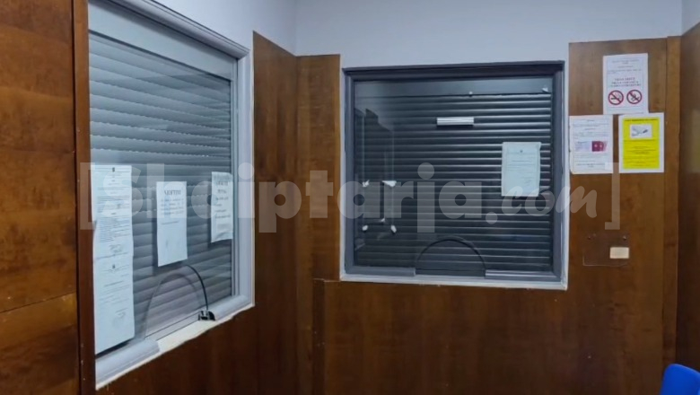 Ngërçi me pagat në drejtësi, edhe Gjykata e Vlorës mbyll dyert! Administrata në bojkot, shërbim për qytetarët vetëm 15 minuta në ditë