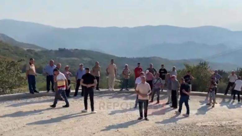 Elbasan/ Protesta në Letan kundër gurores, qytetarët ngrenë zërin: Na mbyti me pluhur, nuk hapim dot dritaret!