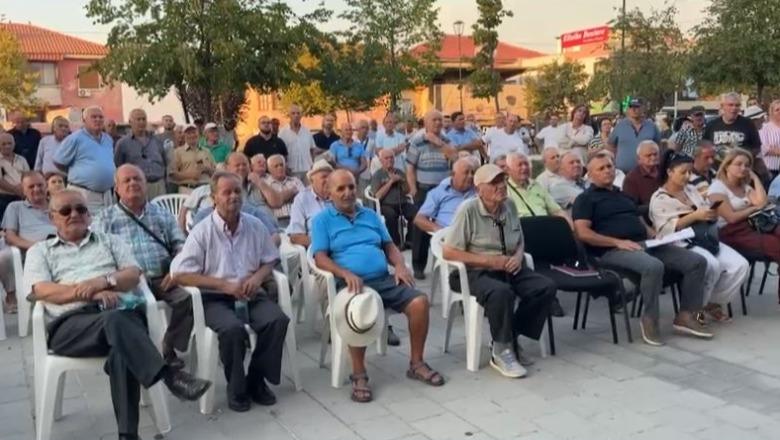 ‘Territorialja’/ Dëgjesa me banorët në Patos, kundërshtohet bashkimi me Fierin! Kryebashkiaku Duro: Bashkia jonë renditet e para në qark për indeksin e funksionalitetit