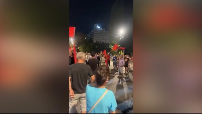 Tubimi në Tiranë/ Protesta ndahet në dy grupime, thellohet përçarja mes të pranishmëve! Bllokohet qarkullimi i mjeteve në kryqëzimin e urës së Lanës (VIDEO)