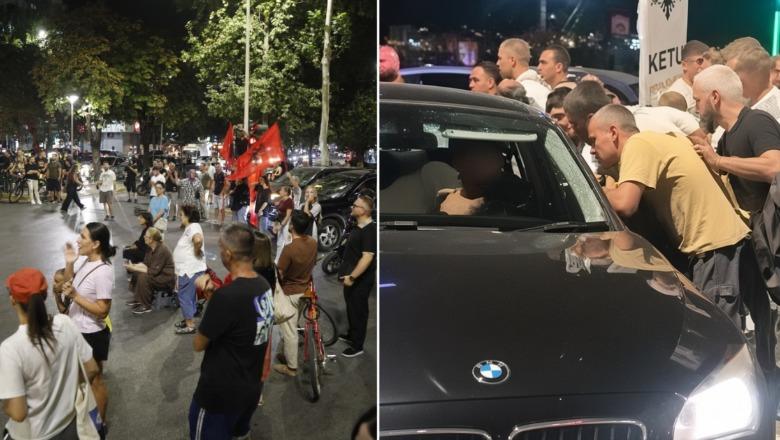 Protestuesit të ndarë! Një grup bllokoi rrugët e Tiranës, rrethoi dhe sulmoi një makinë! Rama replikon sërish me ‘Demokratët Evropianë’: Kjo është dhunë