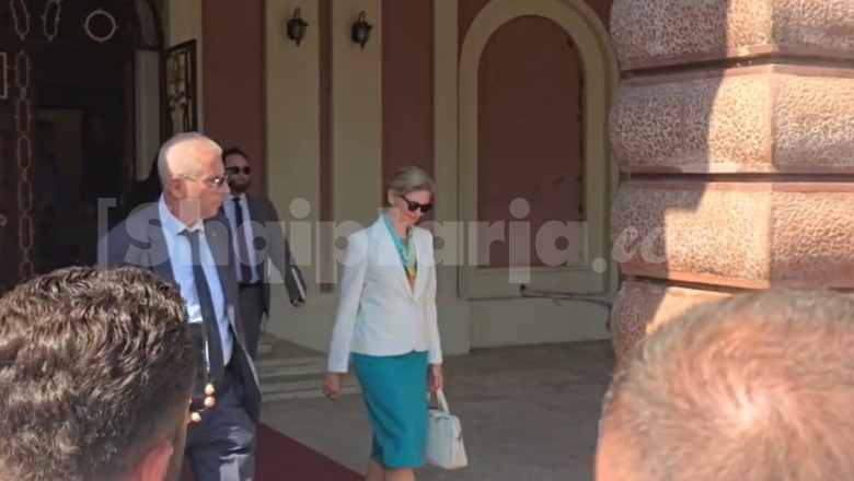 Ambasadorja e SHBA-së në Tiranë takim me Gazment Bardhin në kryesinë e Kuvendit