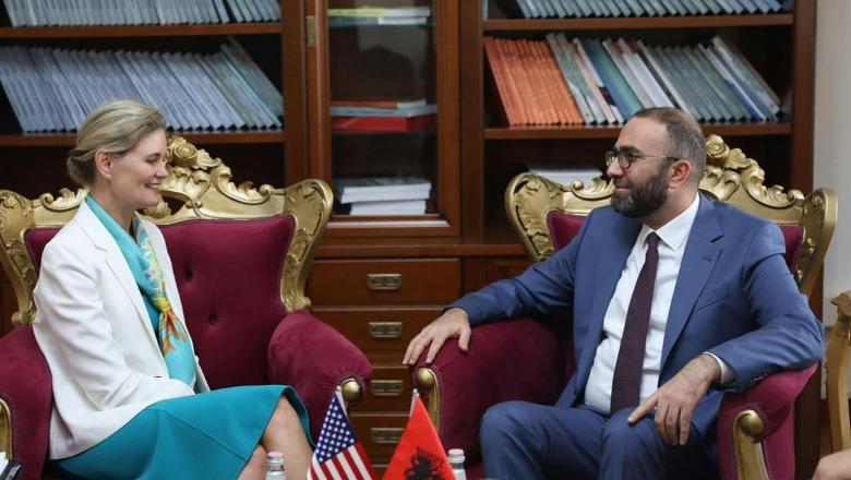 Ambasadorja e SHBA-së në Tiranë takim me Gazment Bardhin në kryesinë e Kuvendit: SHBA një aleat i çmuar i Shqipërisë (VIDEO)