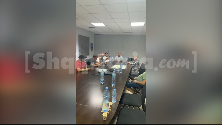 Protesta për qiratë e tokave, banorët e Patos-Marinzës ngujohen në zyrat e ‘Bankers Petroleum’: Nuk lëvizim derisa të vijë përfaqësuesi
