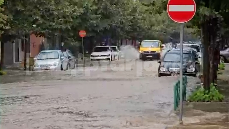 Reshjet e shiut në vend, rrugët në qytetin e Elbasanit nën ‘pushtetin’ e ujit!