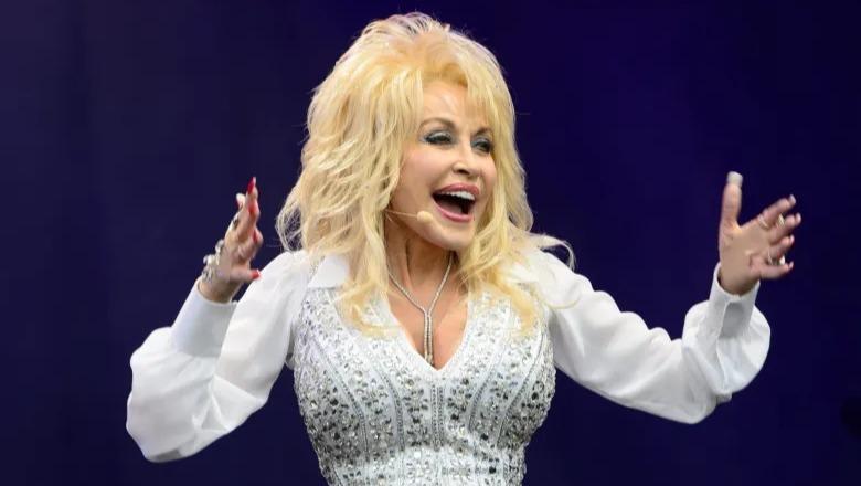 Homazh i përjetshëm! Aeroporti i Nashville do të riemërtohet në nder të Dolly Parton, komisioni voton unanimisht