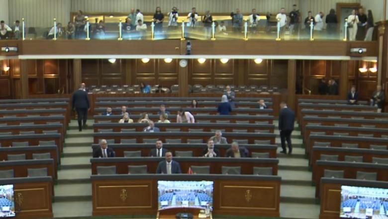 Seanca konstituive në Kosovë, deputetët e Vetëvendosjes mbërrijnë në Kuvend