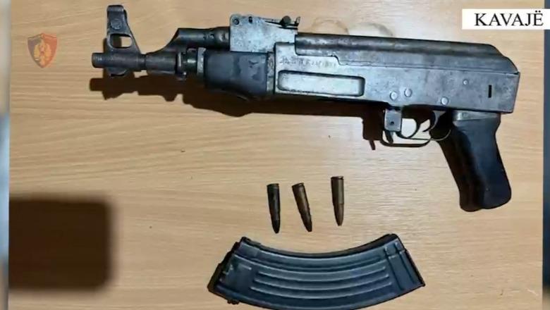 Sherri në banesën e një gruaje në Rrogozhinë, 26-vjeçari nxjerr kallashnikovin dhe kërcënon me vrasje 35-vjeçarin! Dy të arrestuar