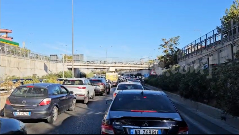Tiranë/ Kaos trafiku në Unazën e Madhe, nga Liqeni deri në afërsi të Paskuqanit