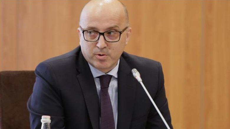 Mero Baze: Rasti kur ‘rojtari’ i drejtësisë kapet në gjumë