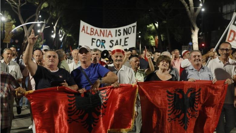 Protesta/ Bllokuan lëvizjen në akset kryesore të kryeqytetit, nisin hetimet për 20 protestues