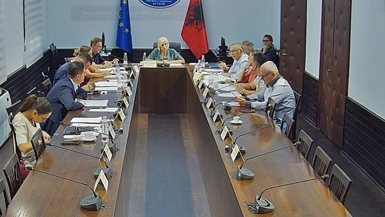 Pagat e magjistratëve/ Mazhoranca drejt miratimit të rritjes me 2% të pagës së Presidentit: Ruajmë balancën në buxhet! Opozita kundër: Situata prej arrogancës së Qeverisë