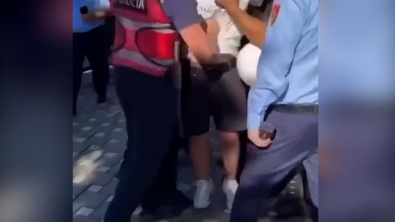 Goditi me grusht protestuesin e prangosur sot në Tiranë, pezullohet efektivi i 'Shqiponjave'