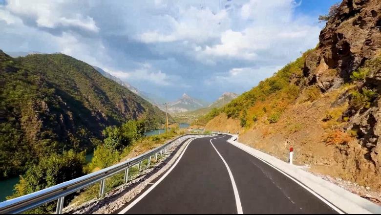 Rama publikon pamjet nga rruga e Komanit: Mes një peizazhi spektakolar të veriut