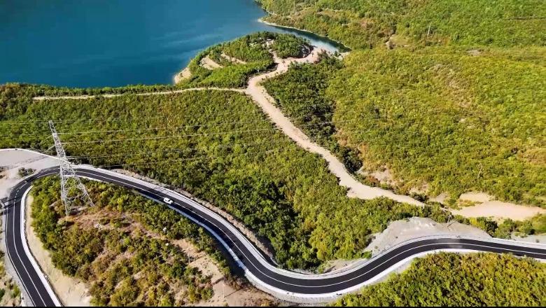 Rama publikon pamjet nga rruga e Komanit: Mes një peizazhi spektakolar të veriut