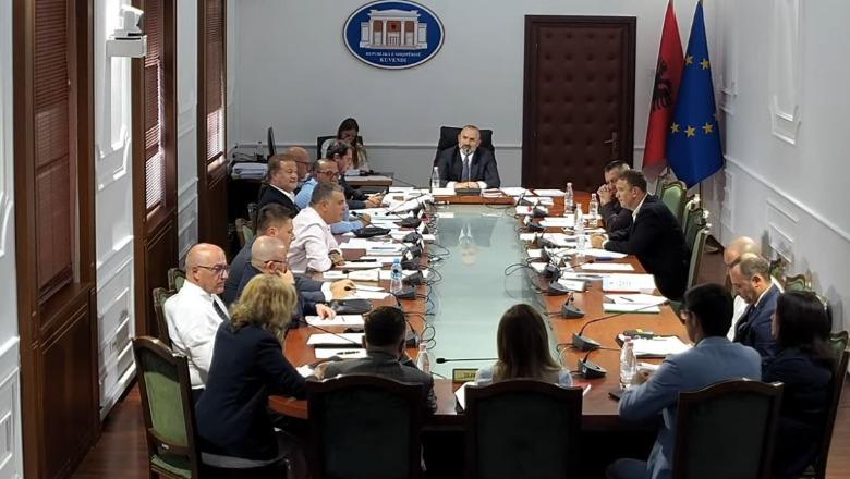 Pagat e magjistratëve, thirren në komisioni institucionet e drejtësisë! KLP-GJL kundër formulës së PS, i bashkohet PD