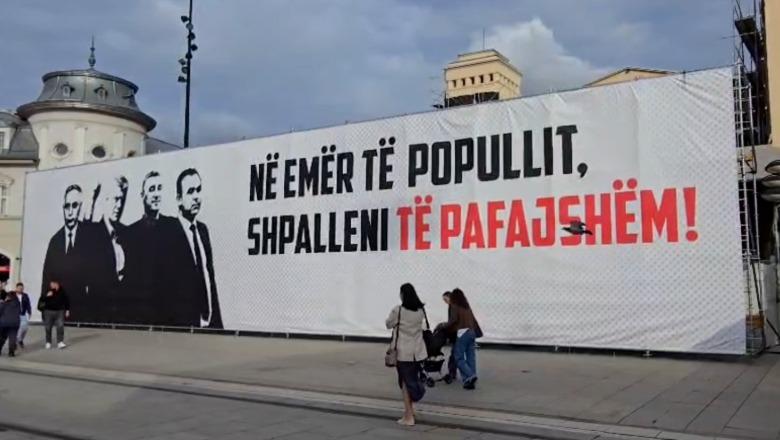 Kosova me sytë nga Haga, nesër vendimi për Thaçin, Veselin, Krasniqin dhe Selimin! Report Tv sjell pamjet nga Prishtina, sheshet mbushen me flamuj e mbishkrime për ish krerët e UÇK-së