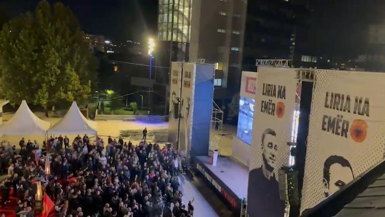 Kosova nuk fle sonte! Prishtina pret në shesh verdiktin për Thaçin, rrugët stolisen me flamuj të UÇK-së! Jehon thirrja: Janë të pafajshëm!