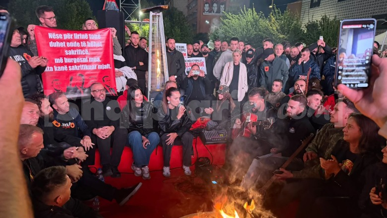 Rreth zjarrit deri në agim! Kështu e kaluan natën qytetarët e Kosovës në pritje të vendimit të Hagës ndaj ish krerëve të UÇK-së (VIDEO)