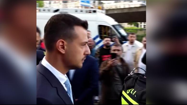 Në pritje të verdiktit në Hagë, familjarët e ish-krerëve të UÇK-së hyjnë në Gjykatën Speciale! Mes tyre djali i Thaçit