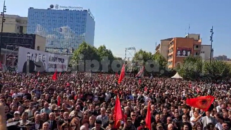 Verdikti në Hagë, qindra qytetarë ndjekin 'live' në zemër të Prishtinës seancën! Brohorasin njëzëri ‘UÇK’
