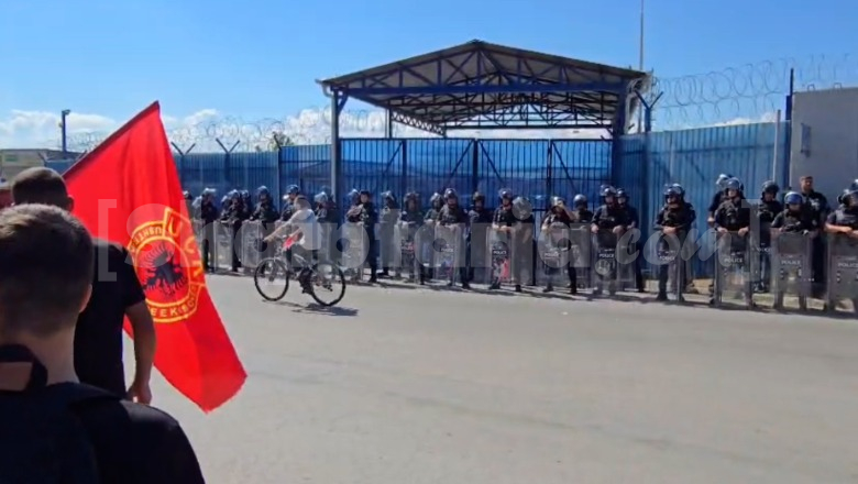 Me flamuj të UÇK, mblidhen qytetarët e parë para zyrave të EULEX në Prishtinë