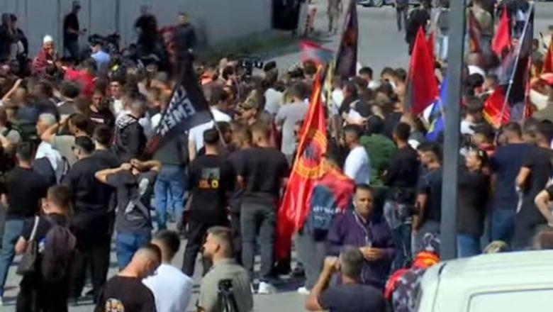 Njerëz në lot dhe zemërim pas vendimit të Hagës, tension pranë zyrave të EULEX në Prishtinë