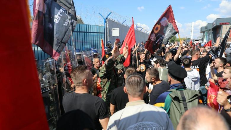 Tensione në Kosovë pas dënimit të liderëve të UÇK-së, qytetarët sulmojnë me gurë e shishe uji zyrat e EULEX! Në Hagë përplasen me policinë, hipin mbi makina (VIDEO+FOTO)