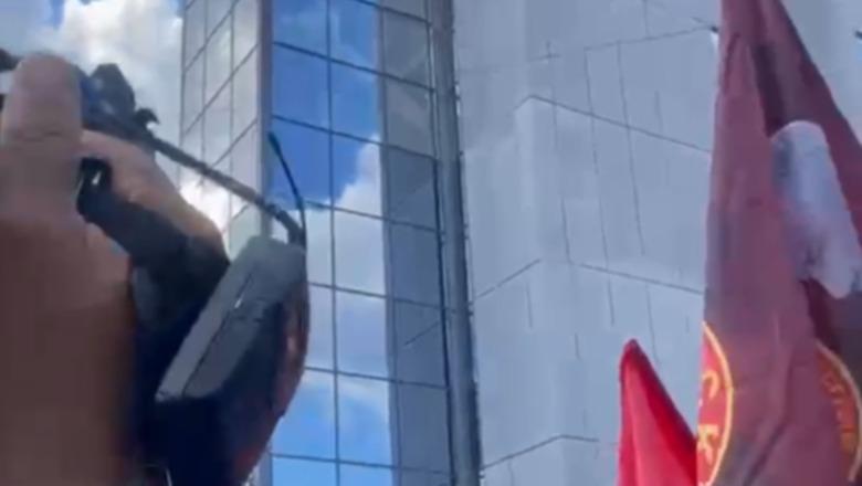 'Marre, marre', pas EULEX-it, protestuesit godasin me gurë edhe godinën e Qeverisë së Kosovës! Thyhen xhamat e godinës