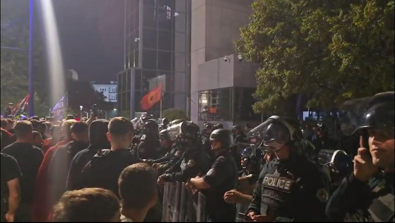Protesta nuk shuhet në Prishtinë, qindra qytetarë rrethojnë Qeverinë: Kërkojnë reagim pas vendimit të Hagës