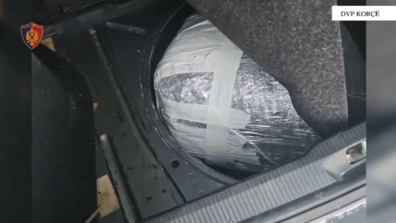 Operacion antidrogë në Korçë/ Tre të rinj kapen me 6 kg kanabis në bagazhin e makinës, vihen në pranga pranë Qafë Thanës