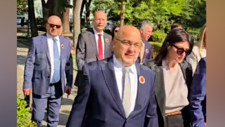 Dënimi i 4 ish-krerëve të UÇK-së në Hagë, deputetët e PD-së shkojnë në Kuvend me simbolet e UÇK-së