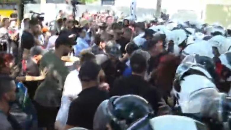 Sërish përplasje në protestës, protestuesit bllokojnë rrugët dhe tentojnë të çajnë kordonin e policisë! Disa të shoqëruar