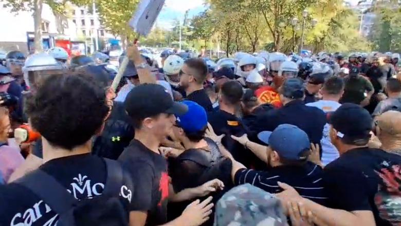 Sërish përplasje në protestë, protestuesit bllokojnë rrugët dhe tentojnë të çajnë kordonin e policisë! Disa të shoqëruar