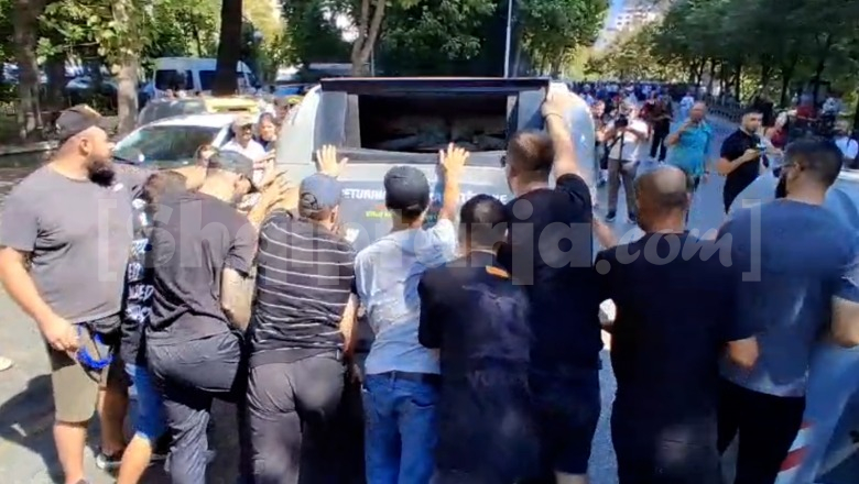 Protestuesit bllokojnë rrugët në Tiranë, përmbysin koshat e plehrave! Sulm me vezë e shishe uji policëve, disa të shoqëruar (VIDEO)