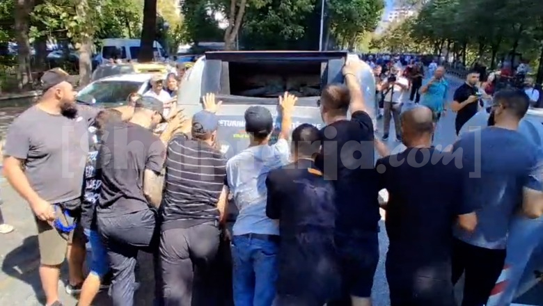 Protestuesit përmbysin koshat e plehrave në mes të rrugës (VIDEO)
