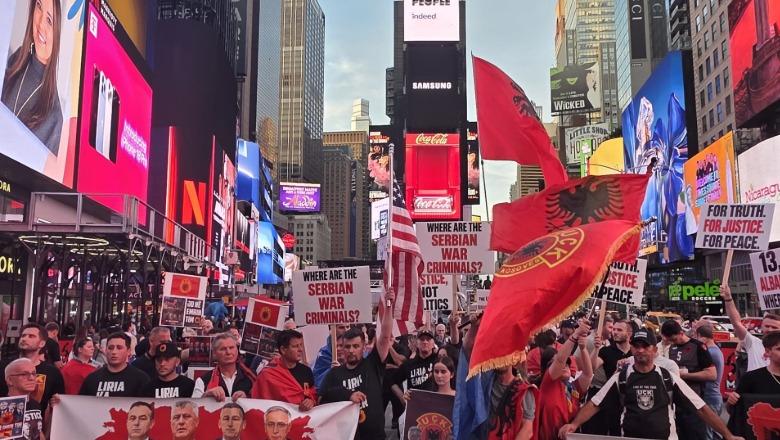 Këngë patriotike, flamuj kuqezi dhe fotografi të ish-krerëve të UÇK-së, kështu u prit verdikti i Hagës në zemër të New York-ut