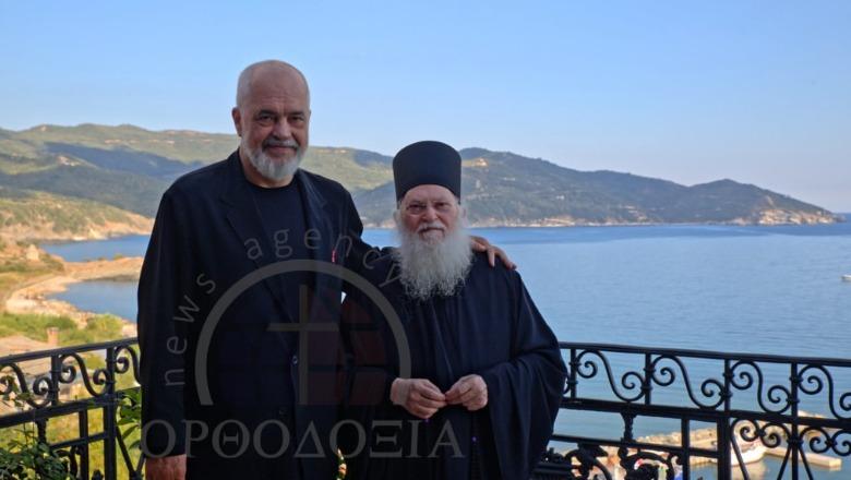 Rama vizitë në Malin Athos, kalon natën në një nga manastiret më të njohura ortodokse greke