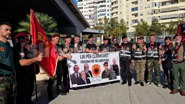 Shkuan në Hagë në mbështetje të ish-krerëve të UÇK, 50 veteranët zbarkojnë në Portin e Durrësit! Mesazh qytetarëve: Jini pozitiv, edhe pse jemi të zhgënjyer