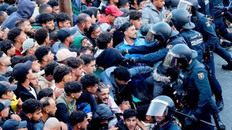 Spanjë/ Skena kaotike në rrugët e Ceutas, mijëra emigrantë përplasen me policinë në përpjekje për të siguruar një vend në kampin e ri