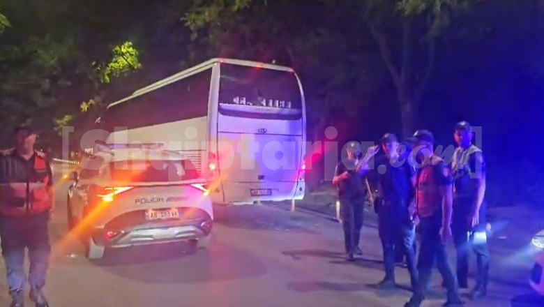 Shkodër/ Humbja 0-2 e Vllaznisë përballë durrsakëve, vendasit sulmojnë me gurë autobusin e tifozëve të Teutës! Policia ‘rrethon’ zonën