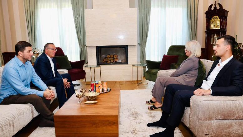 Kosovë/ Hamza viziton familjet Thaçi, Veseli dhe Krasniqi: Do të vazhdojmë betejën për drejtësi deri në kthimin në atdhe të luftëtarit të fundit të lirisë