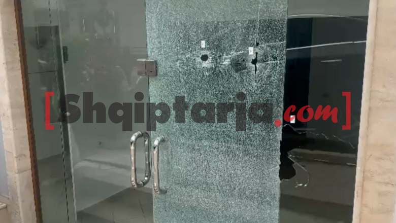 Report Tv sjell pamjet, xhami i lokalit ku ishte ulur ‘Tani i Rruzhdiut’ bëhet shoshë nga plumbat (VIDEO)
