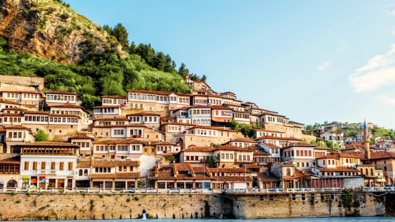 70 mijë të huaj vizitojnë Beratin, 10% më shumë se në vitin 2025! Historia dhe mikpritja vijojnë të tërheqin turistët: Një nga vendet më të bukura në Europë!